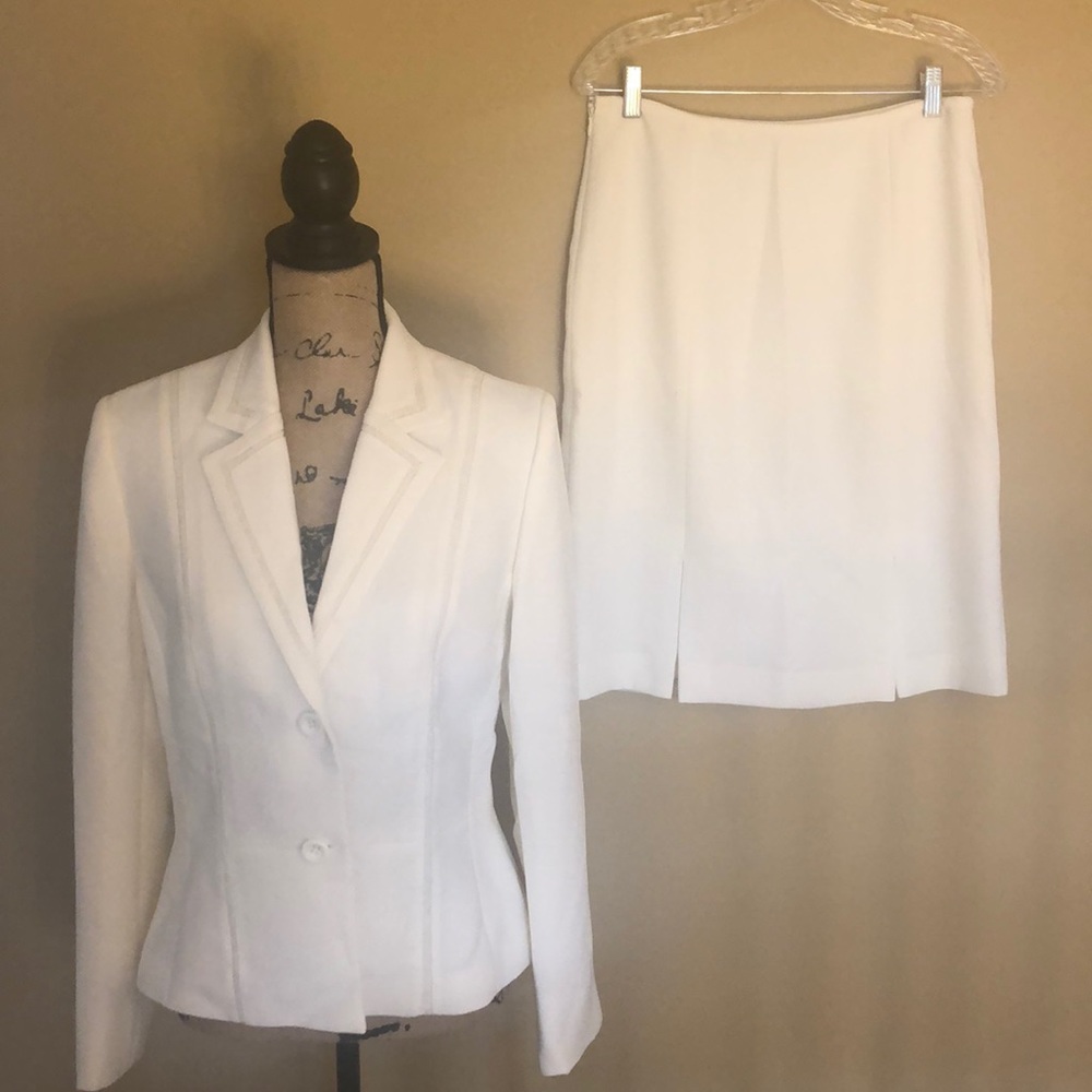 NWT! Tahari Women's Crepe Two Button Skirt Suit.